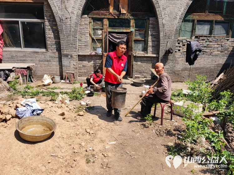 介休市连福镇西湖龙村80岁特困老人孟永茂家中来了一群红马甲为老人打扫室内外卫生他们是介休市敬老协会的志愿者 - 第4张 - 山西公益人 介休市连福镇西湖龙村80岁特困老人孟永茂家中来了一群红马甲为老人打扫室内外卫生他们是介休市敬老协会的志愿者 - 第4张