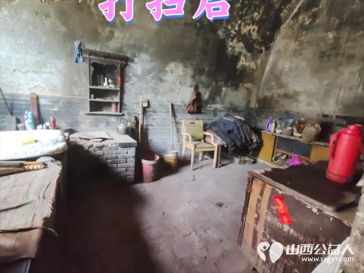 介休市连福镇西湖龙村80岁特困老人孟永茂家中来了一群红马甲为老人打扫室内外卫生他们是介休市敬老协会的志愿者 - 第17张 - 山西公益人 介休市连福镇西湖龙村80岁特困老人孟永茂家中来了一群红马甲为老人打扫室内外卫生他们是介休市敬老协会的志愿者 - 第17张