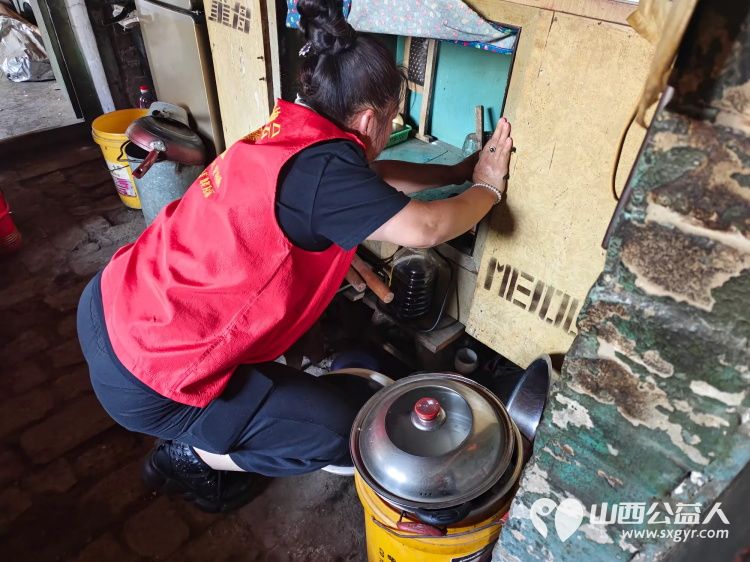 介休市敬老协会在介休市连福镇西湖龙村入户80岁特困老人杨志吉家中(原住在赵家庄现住在西湖龙村)为老人打扫室内外卫生、理发 - 第9张 - 山西公益人 介休市敬老协会在介休市连福镇西湖龙村入户80岁特困老人杨志吉家中(原住在赵家庄现住在西湖龙村)为老人打扫室内外卫生、理发 - 第9张