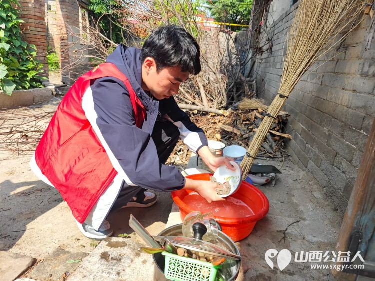 介休市敬老协会在介休市连福镇西湖龙村入户80岁特困老人杨志吉家中(原住在赵家庄现住在西湖龙村)为老人打扫室内外卫生、理发 - 第13张 - 山西公益人 介休市敬老协会在介休市连福镇西湖龙村入户80岁特困老人杨志吉家中(原住在赵家庄现住在西湖龙村)为老人打扫室内外卫生、理发 - 第13张