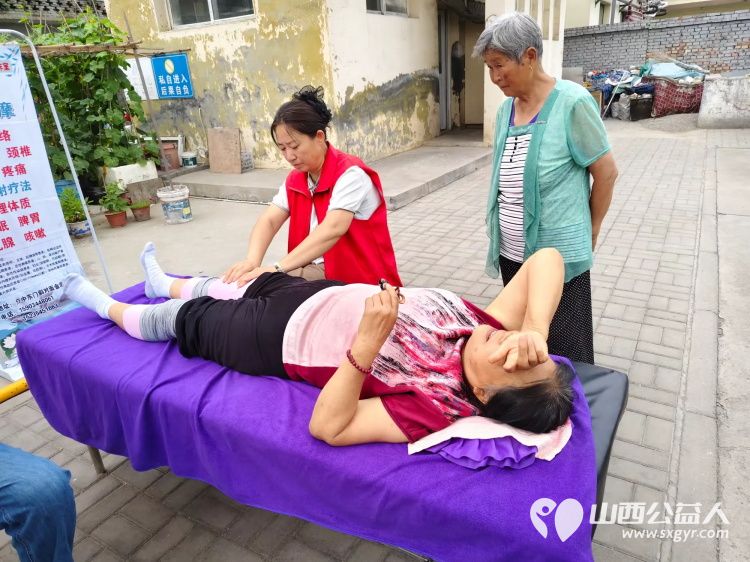 介休市敬老协会2025年6月25日组织志愿者走进北关街道朝阳路社区为社区所有老人们爱心理发按摩理疗义诊 - 第18张 - 山西公益人 介休市敬老协会2025年6月25日组织志愿者走进北关街道朝阳路社区为社区所有老人们爱心理发按摩理疗义诊 - 第18张