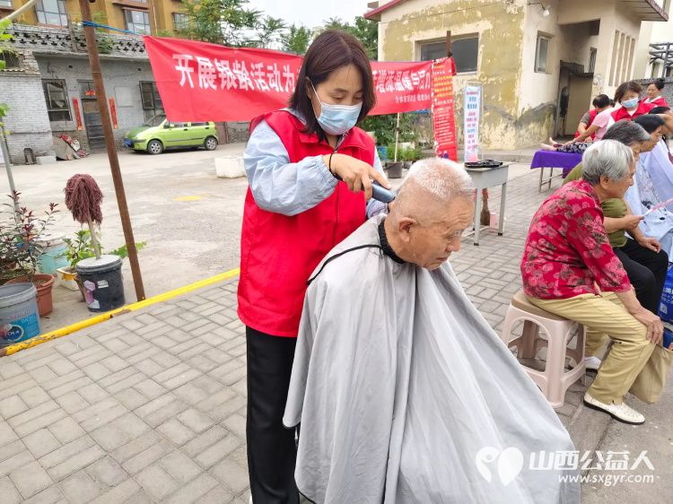 介休市敬老协会2025年6月25日组织志愿者走进北关街道朝阳路社区为社区所有老人们爱心理发按摩理疗义诊 - 第28张 - 山西公益人 介休市敬老协会2025年6月25日组织志愿者走进北关街道朝阳路社区为社区所有老人们爱心理发按摩理疗义诊 - 第28张