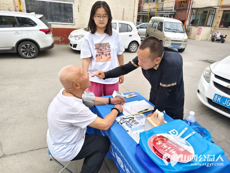 介休市敬老协会2025年6月25日组织志愿者走进北关街道朝阳路社区为社区所有老人们爱心理发按摩理疗义诊 - 第27张 - 山西公益人 介休市敬老协会2025年6月25日组织志愿者走进北关街道朝阳路社区为社区所有老人们爱心理发按摩理疗义诊 - 第27张