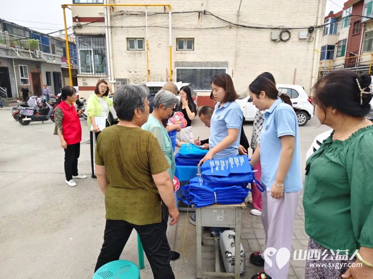 介休市敬老协会2025年6月25日组织志愿者走进北关街道朝阳路社区为社区所有老人们爱心理发按摩理疗义诊 - 第25张 - 山西公益人 介休市敬老协会2025年6月25日组织志愿者走进北关街道朝阳路社区为社区所有老人们爱心理发按摩理疗义诊 - 第25张