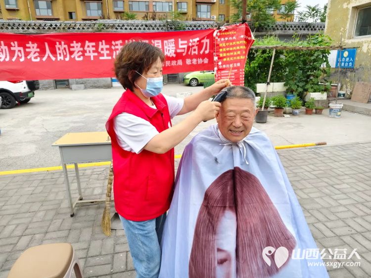 介休市敬老协会2025年6月25日组织志愿者走进北关街道朝阳路社区为社区所有老人们爱心理发按摩理疗义诊 - 第29张 - 山西公益人 介休市敬老协会2025年6月25日组织志愿者走进北关街道朝阳路社区为社区所有老人们爱心理发按摩理疗义诊 - 第29张