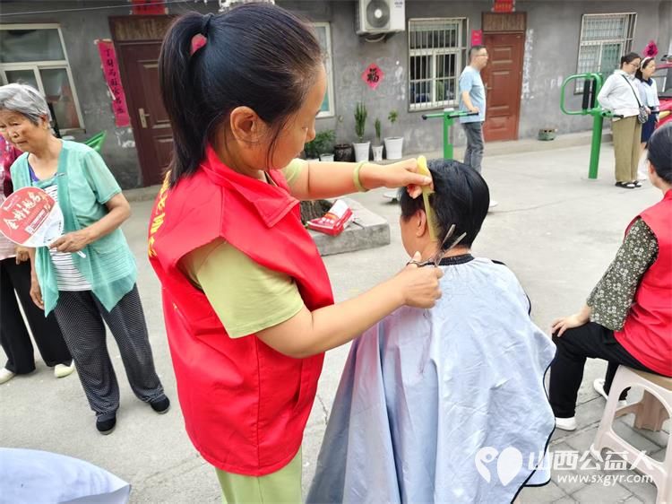 介休市敬老协会2025年6月25日组织志愿者走进北关街道朝阳路社区为社区所有老人们爱心理发按摩理疗义诊 - 第10张 - 山西公益人 介休市敬老协会2025年6月25日组织志愿者走进北关街道朝阳路社区为社区所有老人们爱心理发按摩理疗义诊 - 第10张