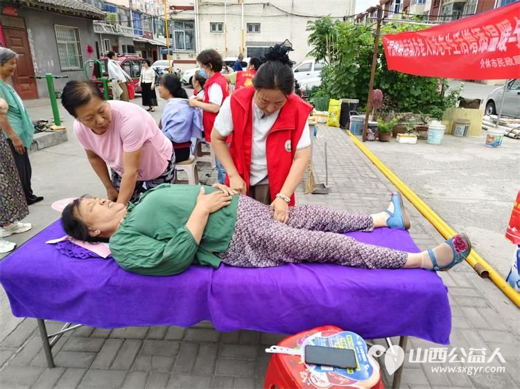 介休市敬老协会2025年6月25日组织志愿者走进北关街道朝阳路社区为社区所有老人们爱心理发按摩理疗义诊 - 第14张 - 山西公益人 介休市敬老协会2025年6月25日组织志愿者走进北关街道朝阳路社区为社区所有老人们爱心理发按摩理疗义诊 - 第14张