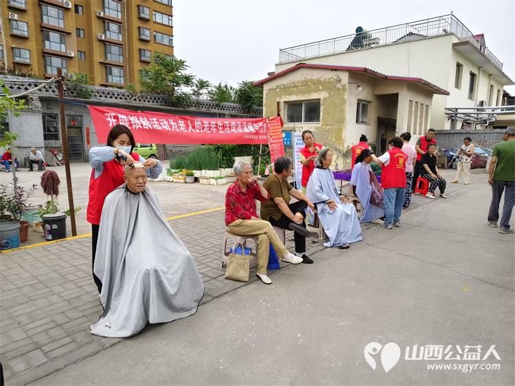 介休市敬老协会2025年6月25日组织志愿者走进北关街道朝阳路社区为社区所有老人们爱心理发按摩理疗义诊 - 第6张 - 山西公益人 介休市敬老协会2025年6月25日组织志愿者走进北关街道朝阳路社区为社区所有老人们爱心理发按摩理疗义诊 - 第6张
