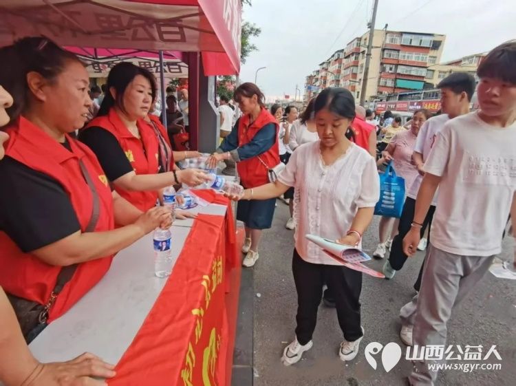 不忘初心为爱而行----记介休市西关金融路社区不忘初心公益协会志愿者助力中考学子活动 - 第18张 - 山西公益人 不忘初心为爱而行----记介休市西关金融路社区不忘初心公益协会志愿者助力中考学子活动 - 第18张