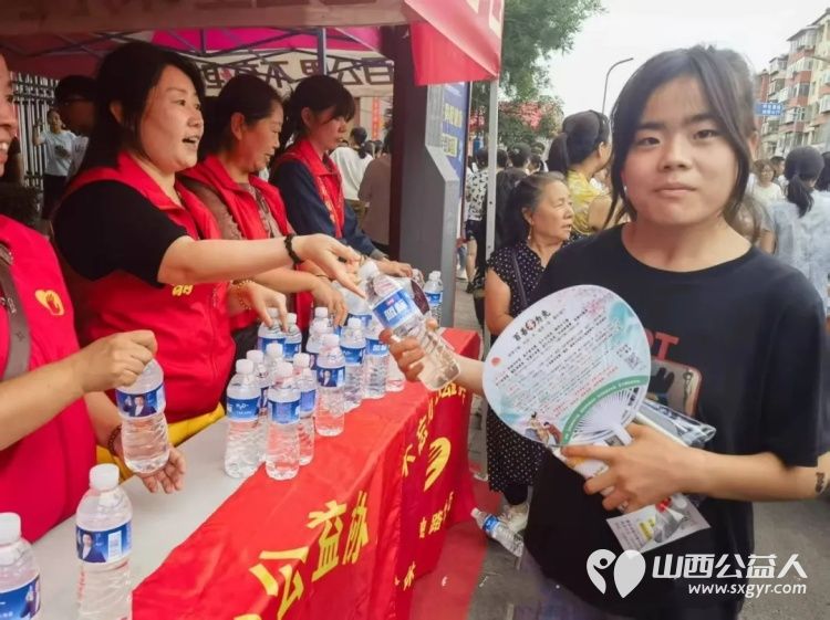 不忘初心为爱而行----记介休市西关金融路社区不忘初心公益协会志愿者助力中考学子活动 - 第14张 - 山西公益人 不忘初心为爱而行----记介休市西关金融路社区不忘初心公益协会志愿者助力中考学子活动 - 第14张