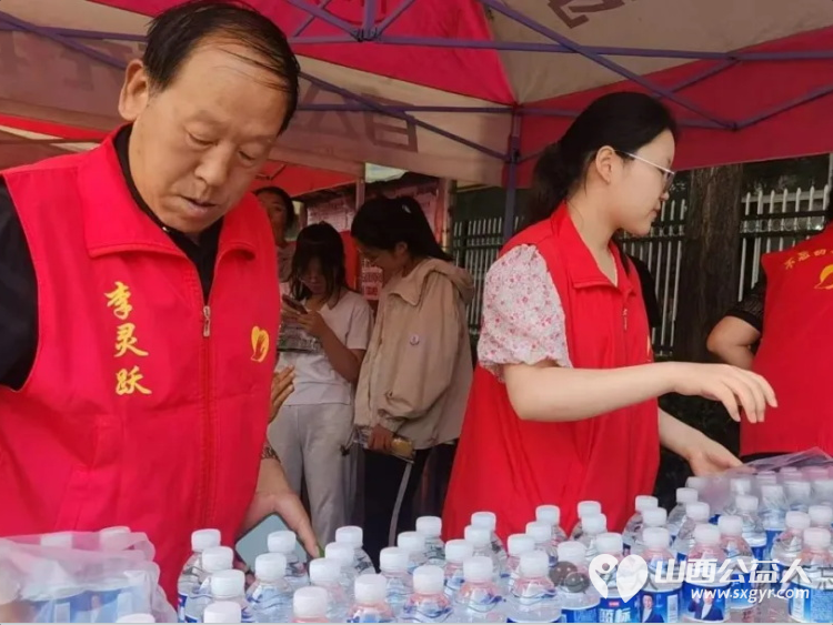 不忘初心为爱而行----记介休市西关金融路社区不忘初心公益协会志愿者助力中考学子活动 - 第6张 - 山西公益人 不忘初心为爱而行----记介休市西关金融路社区不忘初心公益协会志愿者助力中考学子活动 - 第6张