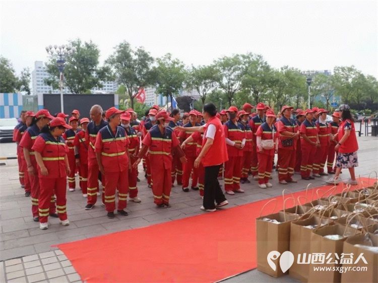 炎炎夏日送清凉真情关爱环卫工----盐湖区志愿者协会联合南风百货为环卫工人发放定制防暑水壶 - 第11张 - 山西公益人 炎炎夏日送清凉真情关爱环卫工----盐湖区志愿者协会联合南风百货为环卫工人发放定制防暑水壶 - 第11张