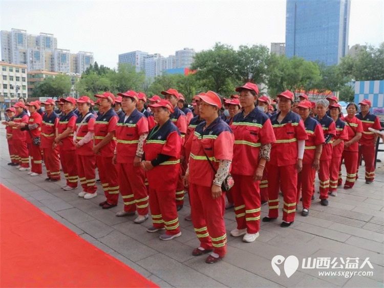 炎炎夏日送清凉真情关爱环卫工----盐湖区志愿者协会联合南风百货为环卫工人发放定制防暑水壶 - 第12张 - 山西公益人 炎炎夏日送清凉真情关爱环卫工----盐湖区志愿者协会联合南风百货为环卫工人发放定制防暑水壶 - 第12张