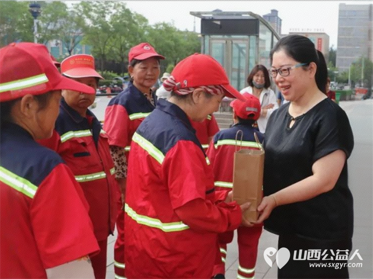 炎炎夏日送清凉真情关爱环卫工----盐湖区志愿者协会联合南风百货为环卫工人发放定制防暑水壶 - 第7张 - 山西公益人 炎炎夏日送清凉真情关爱环卫工----盐湖区志愿者协会联合南风百货为环卫工人发放定制防暑水壶 - 第7张