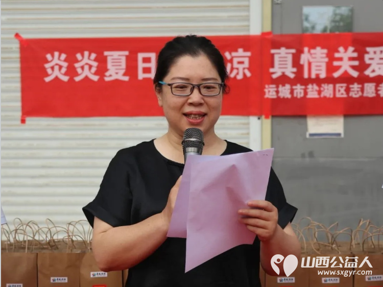 炎炎夏日送清凉真情关爱环卫工----盐湖区志愿者协会联合南风百货为环卫工人发放定制防暑水壶 - 第5张 - 山西公益人 炎炎夏日送清凉真情关爱环卫工----盐湖区志愿者协会联合南风百货为环卫工人发放定制防暑水壶 - 第5张