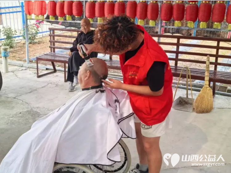 长治市阳光困境儿童帮扶协会志愿者走进秦家庄福乐养老院义务理发活动 - 第2张 - 山西公益人 长治市阳光困境儿童帮扶协会志愿者走进秦家庄福乐养老院义务理发活动 - 第2张