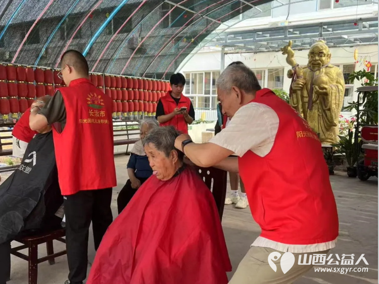 长治市阳光困境儿童帮扶协会志愿者走进秦家庄福乐养老院义务理发活动 - 第3张 - 山西公益人 长治市阳光困境儿童帮扶协会志愿者走进秦家庄福乐养老院义务理发活动 - 第3张