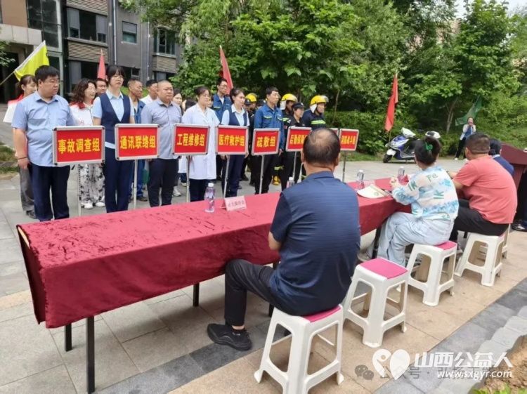 长治市正能量公益协会联合颐家颐物业在潞安颐龙湾小区开展了一场以人人讲安全个个会应急为主题的消防演练活动 - 第8张 - 山西公益人 长治市正能量公益协会联合颐家颐物业在潞安颐龙湾小区开展了一场以人人讲安全个个会应急为主题的消防演练活动 - 第8张