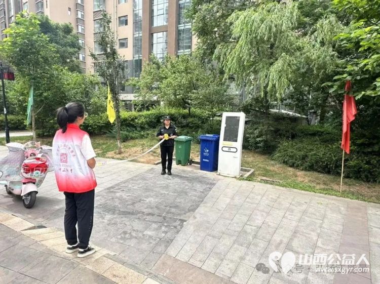 长治市正能量公益协会联合颐家颐物业在潞安颐龙湾小区开展了一场以人人讲安全个个会应急为主题的消防演练活动 - 第4张 - 山西公益人 长治市正能量公益协会联合颐家颐物业在潞安颐龙湾小区开展了一场以人人讲安全个个会应急为主题的消防演练活动 - 第4张