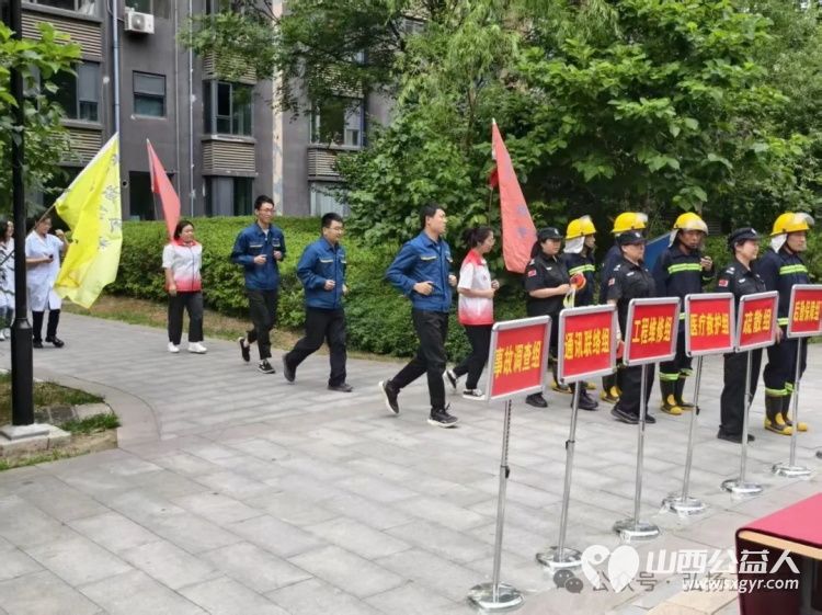 长治市正能量公益协会联合颐家颐物业在潞安颐龙湾小区开展了一场以人人讲安全个个会应急为主题的消防演练活动 - 第3张 - 山西公益人 长治市正能量公益协会联合颐家颐物业在潞安颐龙湾小区开展了一场以人人讲安全个个会应急为主题的消防演练活动 - 第3张