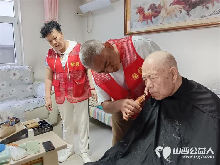 剪出温暖 理出幸福----共青团杏花岭区委联合杏花岭区杏花红志愿服务中心多部门开展爱心义剪志愿服务活动 - 第17张 - 山西公益人 剪出温暖 理出幸福----共青团杏花岭区委联合杏花岭区杏花红志愿服务中心多部门开展爱心义剪志愿服务活动 - 第17张