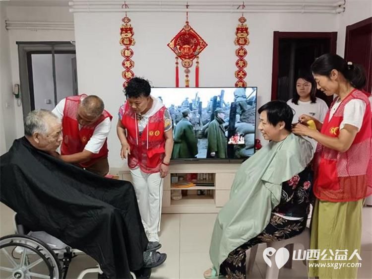 剪出温暖 理出幸福----共青团杏花岭区委联合杏花岭区杏花红志愿服务中心多部门开展爱心义剪志愿服务活动 - 第13张 - 山西公益人 剪出温暖 理出幸福----共青团杏花岭区委联合杏花岭区杏花红志愿服务中心多部门开展爱心义剪志愿服务活动 - 第13张