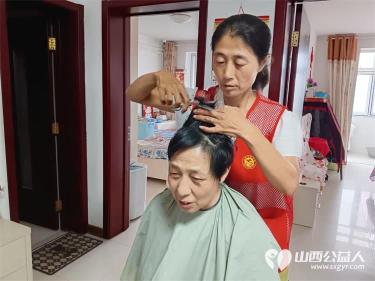 剪出温暖 理出幸福----共青团杏花岭区委联合杏花岭区杏花红志愿服务中心多部门开展爱心义剪志愿服务活动 - 第23张 - 山西公益人 剪出温暖 理出幸福----共青团杏花岭区委联合杏花岭区杏花红志愿服务中心多部门开展爱心义剪志愿服务活动 - 第23张