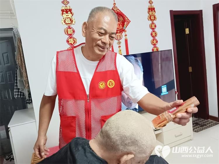 剪出温暖 理出幸福----共青团杏花岭区委联合杏花岭区杏花红志愿服务中心多部门开展爱心义剪志愿服务活动 - 第18张 - 山西公益人 剪出温暖 理出幸福----共青团杏花岭区委联合杏花岭区杏花红志愿服务中心多部门开展爱心义剪志愿服务活动 - 第18张