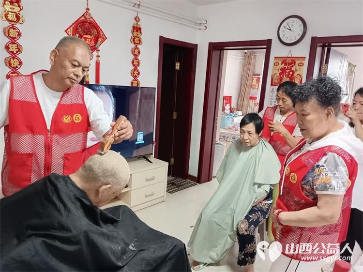 剪出温暖 理出幸福----共青团杏花岭区委联合杏花岭区杏花红志愿服务中心多部门开展爱心义剪志愿服务活动 - 第12张 - 山西公益人 剪出温暖 理出幸福----共青团杏花岭区委联合杏花岭区杏花红志愿服务中心多部门开展爱心义剪志愿服务活动 - 第12张