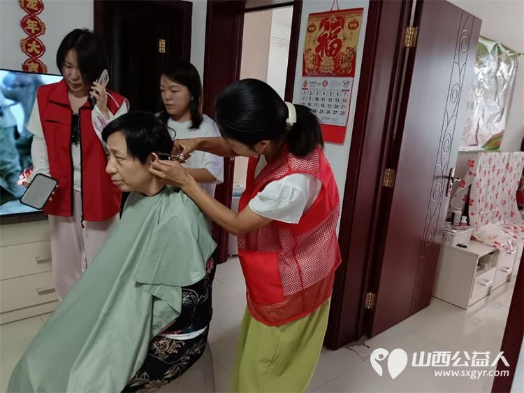 剪出温暖 理出幸福----共青团杏花岭区委联合杏花岭区杏花红志愿服务中心多部门开展爱心义剪志愿服务活动 - 第21张 - 山西公益人 剪出温暖 理出幸福----共青团杏花岭区委联合杏花岭区杏花红志愿服务中心多部门开展爱心义剪志愿服务活动 - 第21张
