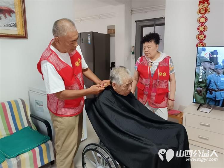 剪出温暖 理出幸福----共青团杏花岭区委联合杏花岭区杏花红志愿服务中心多部门开展爱心义剪志愿服务活动 - 第14张 - 山西公益人 剪出温暖 理出幸福----共青团杏花岭区委联合杏花岭区杏花红志愿服务中心多部门开展爱心义剪志愿服务活动 - 第14张