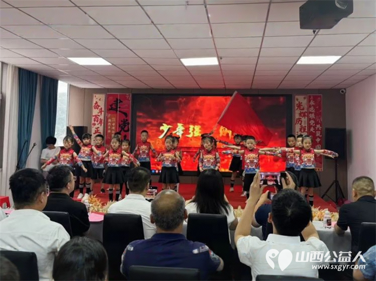 红印铭心映初心党旗映誓展风采 吕梁市离石区青年志愿者协会联合尉汾路社区共同举办七一主题联欢活动 - 第6张 - 山西公益人 红印铭心映初心党旗映誓展风采 吕梁市离石区青年志愿者协会联合尉汾路社区共同举办七一主题联欢活动 - 第6张