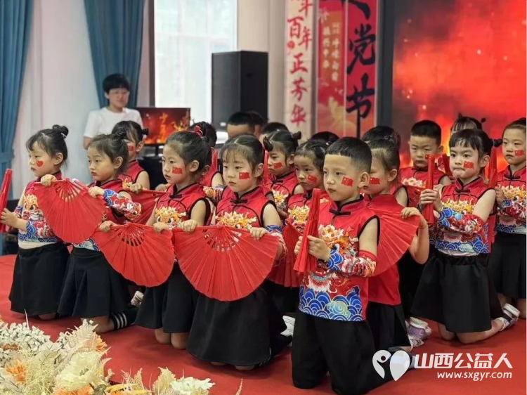 红印铭心映初心党旗映誓展风采 吕梁市离石区青年志愿者协会联合尉汾路社区共同举办七一主题联欢活动 - 第7张 - 山西公益人 红印铭心映初心党旗映誓展风采 吕梁市离石区青年志愿者协会联合尉汾路社区共同举办七一主题联欢活动 - 第7张