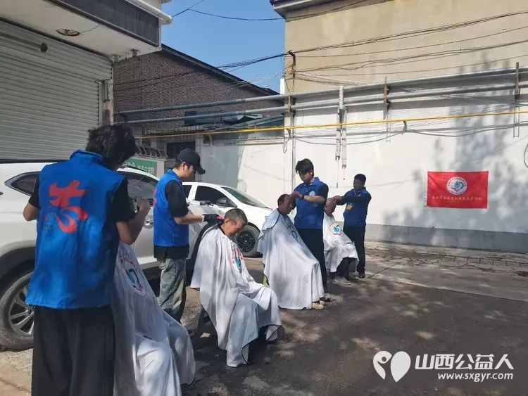 爱的约定----长治市小雨点公益志愿者协会来到隆福饭店定期为老人开展义务理发活动 - 第2张 - 山西公益人 爱的约定----长治市小雨点公益志愿者协会来到隆福饭店定期为老人开展义务理发活动 - 第2张
