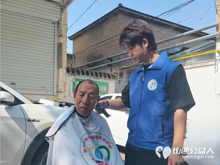爱的约定----长治市小雨点公益志愿者协会来到隆福饭店定期为老人开展义务理发活动 - 第8张 - 山西公益人 爱的约定----长治市小雨点公益志愿者协会来到隆福饭店定期为老人开展义务理发活动 - 第8张