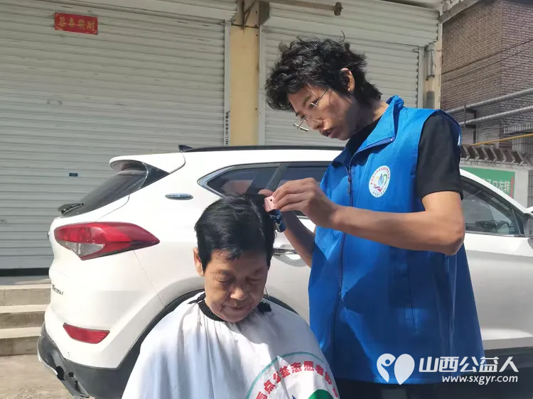 爱的约定----长治市小雨点公益志愿者协会来到隆福饭店定期为老人开展义务理发活动 - 第6张 - 山西公益人 爱的约定----长治市小雨点公益志愿者协会来到隆福饭店定期为老人开展义务理发活动 - 第6张