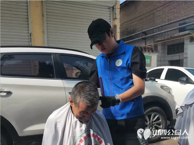 爱的约定----长治市小雨点公益志愿者协会来到隆福饭店定期为老人开展义务理发活动 - 第5张 - 山西公益人 爱的约定----长治市小雨点公益志愿者协会来到隆福饭店定期为老人开展义务理发活动 - 第5张