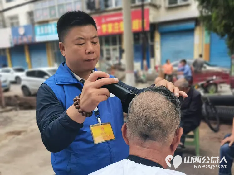 爱的约定----长治市小雨点公益志愿者协会来到隆福饭店定期为老人开展义务理发活动 - 第3张 - 山西公益人 爱的约定----长治市小雨点公益志愿者协会来到隆福饭店定期为老人开展义务理发活动 - 第3张
