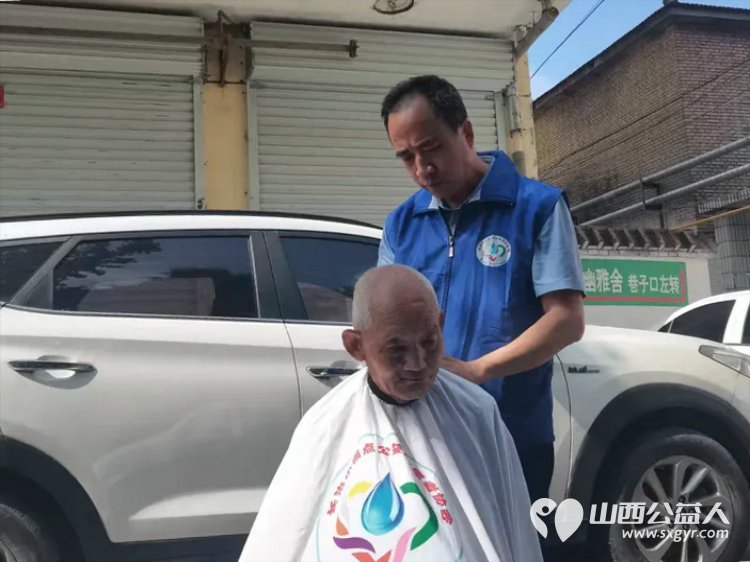 爱的约定----长治市小雨点公益志愿者协会来到隆福饭店定期为老人开展义务理发活动 - 第4张 - 山西公益人 爱的约定----长治市小雨点公益志愿者协会来到隆福饭店定期为老人开展义务理发活动 - 第4张