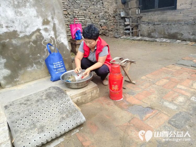 介休市敬老协会敬老爱老助老活动走进介休市义安镇孟王堡村入户84岁特困老人刘发富家中为老人打扫室内外卫生、包饺子 - 第16张 - 山西公益人 介休市敬老协会敬老爱老助老活动走进介休市义安镇孟王堡村入户84岁特困老人刘发富家中为老人打扫室内外卫生、包饺子 - 第16张