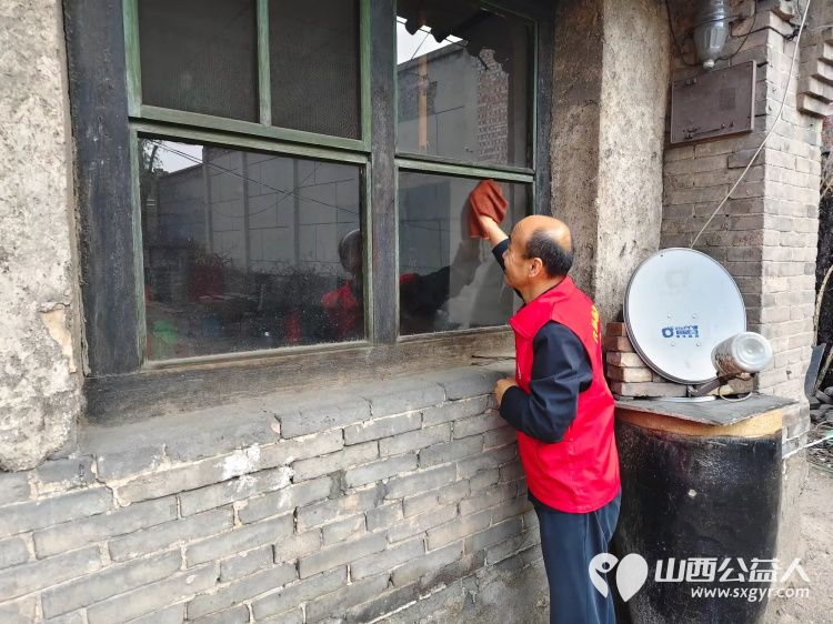 介休市敬老协会敬老爱老助老活动走进介休市义安镇孟王堡村入户84岁特困老人刘发富家中为老人打扫室内外卫生、包饺子 - 第6张 - 山西公益人 介休市敬老协会敬老爱老助老活动走进介休市义安镇孟王堡村入户84岁特困老人刘发富家中为老人打扫室内外卫生、包饺子 - 第6张