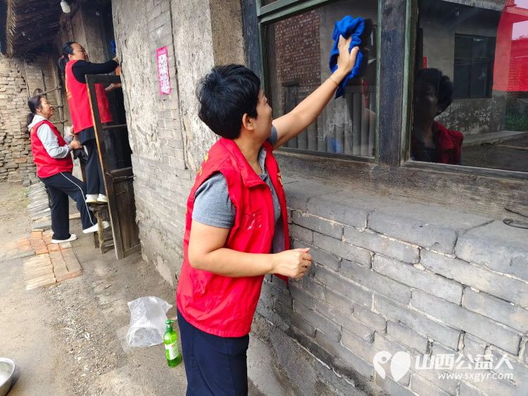 介休市敬老协会敬老爱老助老活动走进介休市义安镇孟王堡村入户84岁特困老人刘发富家中为老人打扫室内外卫生、包饺子 - 第3张 - 山西公益人 介休市敬老协会敬老爱老助老活动走进介休市义安镇孟王堡村入户84岁特困老人刘发富家中为老人打扫室内外卫生、包饺子 - 第3张