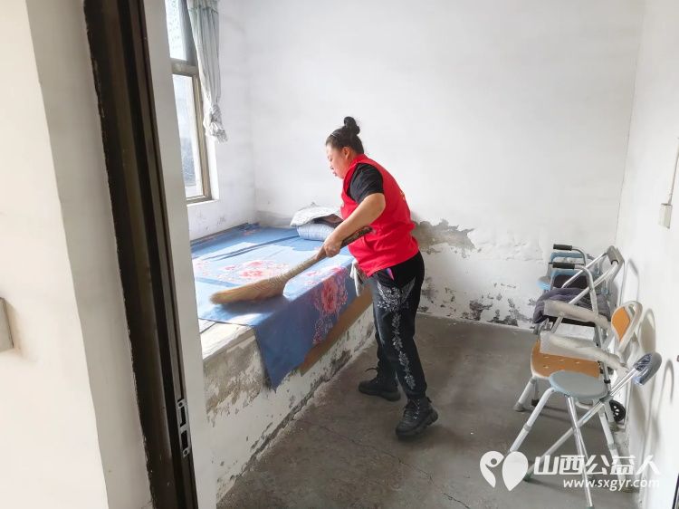 介休市敬老协会敬老爱老助老活动走进介休市义安镇孟王堡村入户84岁特困老人刘发富家中为老人打扫室内外卫生、包饺子 - 第14张 - 山西公益人 介休市敬老协会敬老爱老助老活动走进介休市义安镇孟王堡村入户84岁特困老人刘发富家中为老人打扫室内外卫生、包饺子 - 第14张