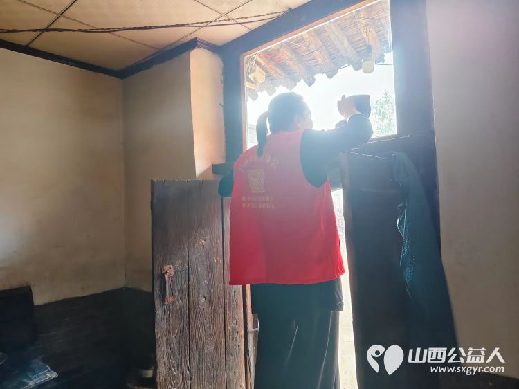 介休市敬老协会敬老爱老助老活动走进介休市义安镇孟王堡村入户84岁特困老人刘发富家中为老人打扫室内外卫生、包饺子 - 第8张 - 山西公益人 介休市敬老协会敬老爱老助老活动走进介休市义安镇孟王堡村入户84岁特困老人刘发富家中为老人打扫室内外卫生、包饺子 - 第8张