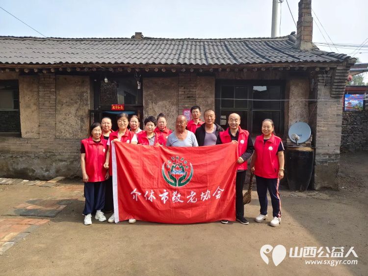 介休市敬老协会敬老爱老助老活动走进介休市义安镇孟王堡村入户84岁特困老人刘发富家中为老人打扫室内外卫生、包饺子 - 第1张 - 山西公益人 介休市敬老协会敬老爱老助老活动走进介休市义安镇孟王堡村入户84岁特困老人刘发富家中为老人打扫室内外卫生、包饺子 - 第1张