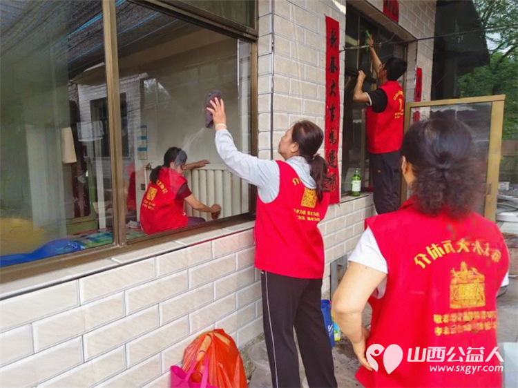 介休市敬老协会志愿者走入介休市义安镇孟王堡村入户81岁特困老人岳延华家中为老人打扫室内外卫生、包饺子 - 第4张 - 山西公益人 介休市敬老协会志愿者走入介休市义安镇孟王堡村入户81岁特困老人岳延华家中为老人打扫室内外卫生、包饺子 - 第4张