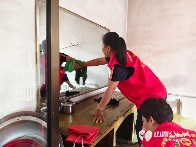 介休市敬老协会志愿者走入介休市义安镇孟王堡村入户81岁特困老人岳延华家中为老人打扫室内外卫生、包饺子 - 第6张 - 山西公益人 介休市敬老协会志愿者走入介休市义安镇孟王堡村入户81岁特困老人岳延华家中为老人打扫室内外卫生、包饺子 - 第6张