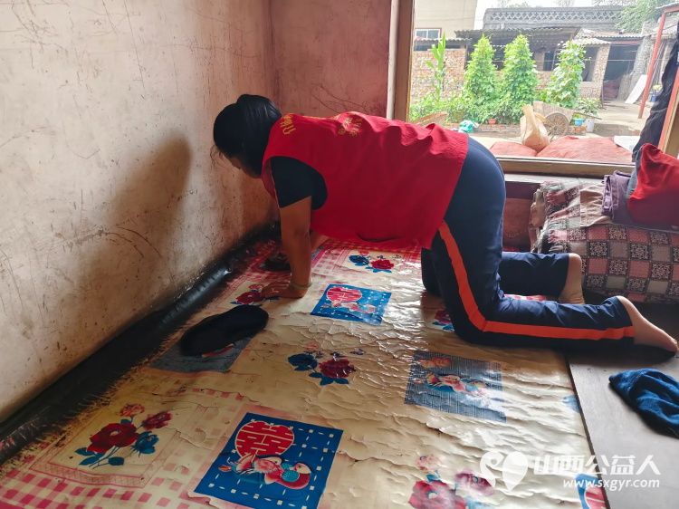 介休市敬老协会走入介休市义安镇孟王堡村入户84岁特困老人李恩杰家中为老人打扫室内外卫生包饺子 - 第10张 - 山西公益人 介休市敬老协会走入介休市义安镇孟王堡村入户84岁特困老人李恩杰家中为老人打扫室内外卫生包饺子 - 第10张