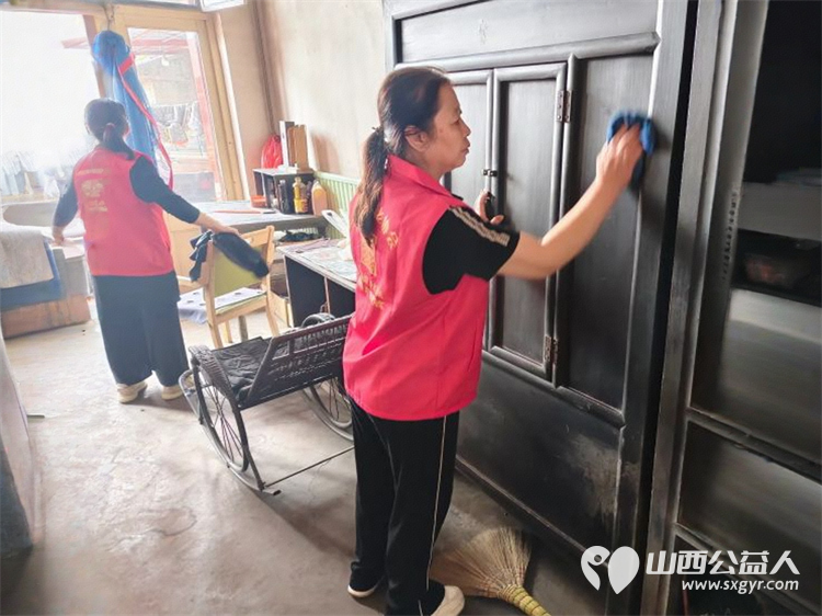 介休市敬老协会走入介休市义安镇孟王堡村入户84岁特困老人李恩杰家中为老人打扫室内外卫生包饺子 - 第11张 - 山西公益人 介休市敬老协会走入介休市义安镇孟王堡村入户84岁特困老人李恩杰家中为老人打扫室内外卫生包饺子 - 第11张