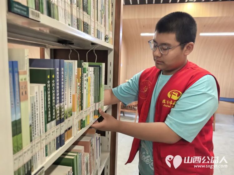 志愿微光照亮书香----临汾市护苗爱心志愿服务队走进临汾市图书馆协助工作人员开展图书整理和书架擦拭工作用实际行动为读者们打造更优质的阅读环境 - 第23张